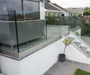 Rammeløs glasafskærmning på terrasse